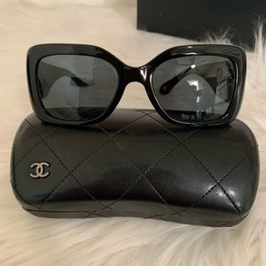 CHANEL oversized sunglasses